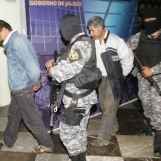 Detienen a dos presuntos robacarros