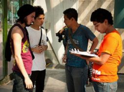 Miembros del partido recaudan firmas en la estación Juárez del Tren Ligero. ESPECIAL  /