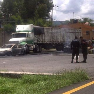 Bloquean con tráiler carretera a Mazamitla, en las cercanías de Tuxcueca