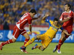 La defensa del Toluca metio la pierna fuerte para evitar salir derrotado del Estadio Universitario. MEXSPORT  /