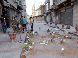 Fotografía cedida por la agencia de noticias Árabe Siria (SANA) que muestra a soldados del Ejército sirio patrullando una calle. EFE  /