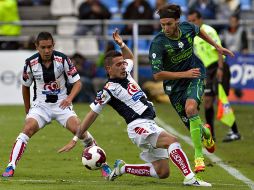 Cejas trata de detener a Lugo de Santos durante el partido. MEXSPORT  /