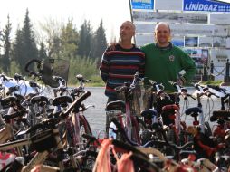 MANOS A LAS RUEDAS. El reparador de bicicletas Tarkan (derecha), junto a su asistente.  /