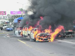 PERIFÉRICO SUR y LÓPEZ MATEOS. Tres vehículos particulares fueron incendiados en este punto de la ciudad. AFP  /