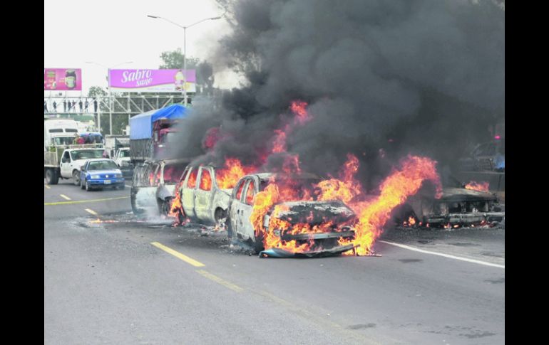 PERIFÉRICO SUR y LÓPEZ MATEOS. Tres vehículos particulares fueron incendiados en este punto de la ciudad. AFP  /