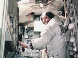 Neil Armstrong, comandante de la Misión Espacial Apollo 11, camina en el Módulo Simulador Lunar. AFP  /