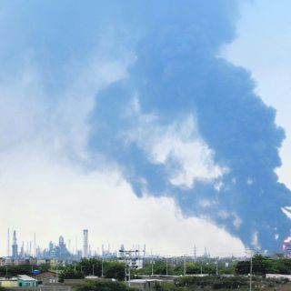 Explosión en refinería deja 26 muertos