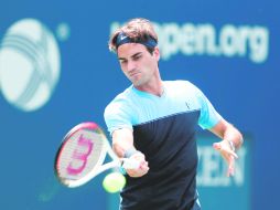 Alista las armas. Roger Federer realiza una práctica, previo a su debut en Flushing Meadows. AFP  /