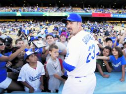 Adrián González reparte autógrafos a los aficionados de los Dodgers, previo al partido contra los Marlins de Miami. REUTERS  /