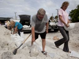 Residentes llenan bolsas de arena para protegerse de la llegada de la tormenta tropical en Pete Beach, Florida. AFP  /