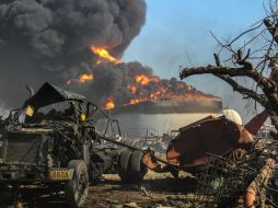 Vista de parte de la refinería de Amuay todavía en llamas. EFE  /