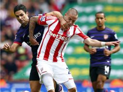 Miembros de ambos equipos se disputan la pelota durante el partido. REUTERS  /
