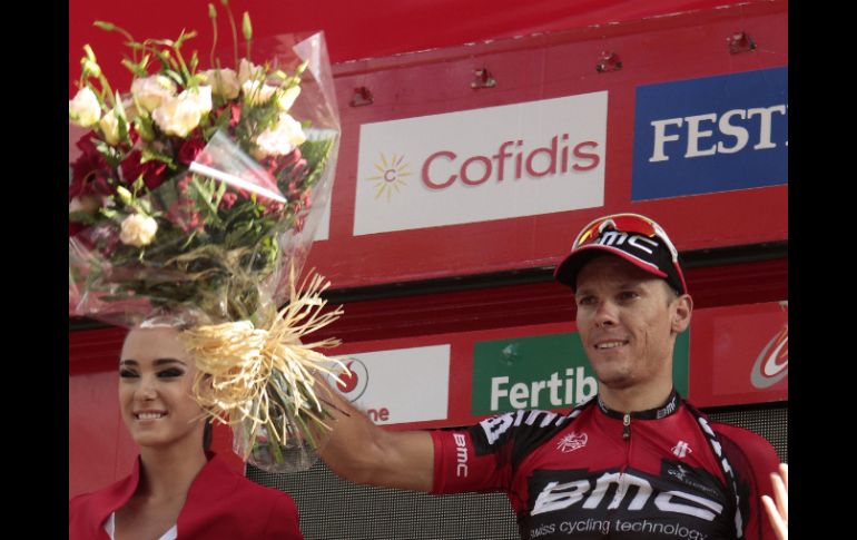 El pedalista belga Philippe Gilbert, celebra su posición en primer lugar de la novena etapa. EFE  /
