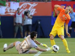 El portero Fernández del Osasuna sale a los pies de Iniesta para robarle el balón. AFP  /