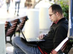 Cada vez más personas anteponen las relaciones por la red social, sobre la interacción personal. ARCHIVO  /