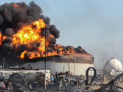 La refinería de Amuay todavía en llamas. EFE  /