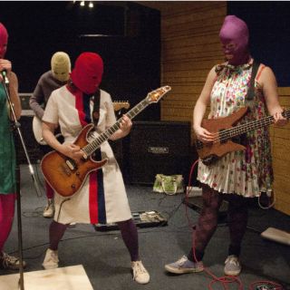 Dos miembros de Pussy Riot huyen de Rusia