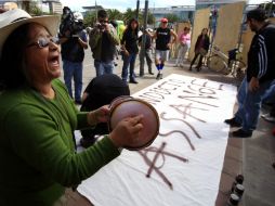 Un centenar de manifestantes se congregan a las afueras de la embajada de Reino Unido en Quito. EFE  /