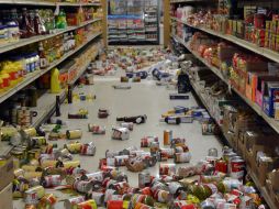 Objetos caídos en un supermercado en Brawley, California, donde tuvo su epicentro un sismo de magnitud 5.3. AP  /