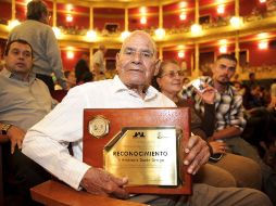 Hicieron entrega de 13 reconocimientos, en la foto Ambrosio Duran Ortega.  /