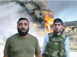 Ataques mutuos. Rebeldes sirios muestran vehículos del Ejército del régimen que incendiaron. AFP  /