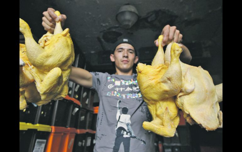 Se tendrá que analizar de dónde traer la carne de pollo, e incluso eliminar las cuotas antidumping para atender la demanda del país.EFE  /