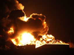 Aspecto de un sector que continúa ardiendo en la refinería de Amuay. EFE  /