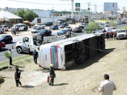 Personal de Protección Civil y Bomberos acudieron al tramo carretero para socorrer a los heridos. ARCHIVO  /