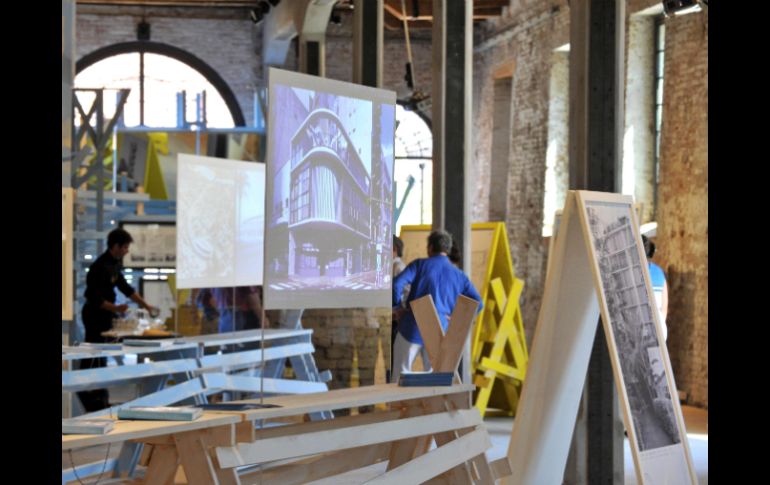 Algunos operarios preparan los últimos detalles del Pabellón de Argentina en la Bienal de Venecia. EFE  /