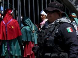 Los pobladores han comenzado a organizar vallas humanas en donde al frente disponen a mujeres, niñas y gente de la tercera edad. AFP  /