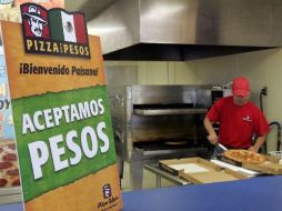 Pesos mexicanos son aceptados en Estados Unidos para comer pizza. ESPECIAL  /