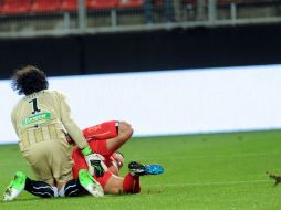 El portero Guillermo Ochoa (i) tuvo que abandonar partido por lesión. AFP  /
