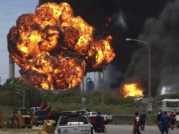 El fuego es visible desde el poblado cercano a la refinería. REUTERS  /