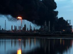 Autoridades explican que los tanques están confinados para evitar que el combustible que se pueda desbordar. REUTERS  /