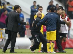 Cuando el árbitro marcó penal a los Xolos de Tijuana, el técnico Antonio Mohamed se levantó y caminó por la cancha. MEXSPORT  /