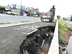 Las intensas lluvias de las últimas semanas han provocado daños severos a la carpeta asfáltica en el carril para ciclistas.  /