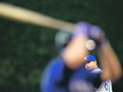 Nueva franela. Josh Beckett (al fondo) hizo su debut con la franela de los Dodgers, lanzando ante los Rockies de Colorado. AFP  /