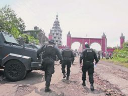 A paso redoblado. Federales llegan a Nueva Jerusalén ante la mirada de lugareños y la prensa. EL UNIVERSAL  /