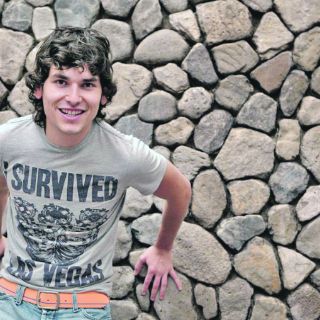 Alan Estrada vive para el teatro