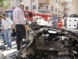 Los restos del coche con el que se realizó el atentado  cerca de Damasco. EFE  /
