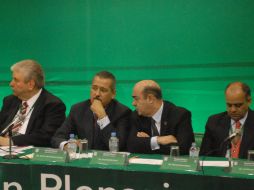 El coordinador de la bancada priista en Cámara de Diputados, Manlio Fabio Beltrones y Murillo Karam, durante la reunión plenaria. NTX  /