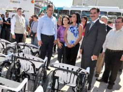 Las redes sociales han hecho circular la fotografía de las sillas entregadas. ESPECIAL  /