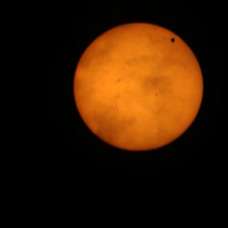 Descubren sistema donde planetas orbitan alrededor de dos soles