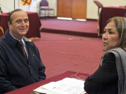 El exasesor de inteligencia Vladimiro Montesinos habla con su abogada. EFE  /