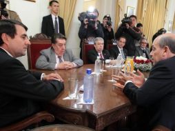 El presidente paraguayo, Federico Franco (i), conversa con el jefe de gabinete de la OEA, Hugo de Zela Martínez (d). EFE  /