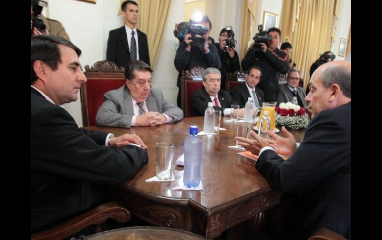 El presidente paraguayo, Federico Franco (i), conversa con el jefe de gabinete de la OEA, Hugo de Zela Martínez (d). EFE  /