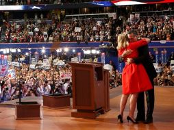 Mitt Romney abraza a su esposa en la Convención Nacional Republicana, donde fue nominado como candidato a la presidencia. REUTERS  /