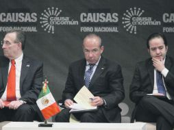 El embajador de Estados Unidos en México, Anthony Wayne; Felipe Calderón y Alejandro Poiré, durante un foro de seguridad. EL UNIVERSAL  /