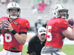 Mark Sánchez (izq.) fue nombrado como titular, mientras que Tim Tebow entraría en situaciones específicas a la ofensiva. AP  /
