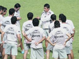 El técnico interino rojinegro, Rubén Duarte (derecha de frente) puso manos a la obra y dirigió ayer su primer entrenamiento. MEXSPORT  /
